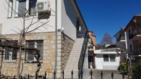Luccia Apartments-Guesthouse Laguna